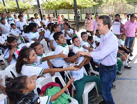 El Gobernador acudió a secundarias de Pijijiapan y Mapastepec, donde saludó al alumnado y aseguró que la niñez y adolescencia son el presente y futuro de Chiapas; En Tapachula, recorrió las obras del Hospital General y del Malecón de Puerto Madero.
