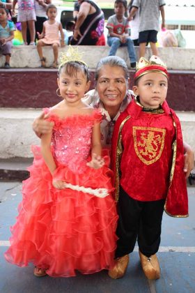 Reyna Flores, supervisora de la zona escolar coronó a: Mayli Ramos & Alessandro Estudillo, como reyes de la primavera.