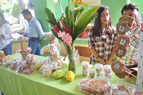 Jóvenes Emprendedores Promueven Frutas de la Región