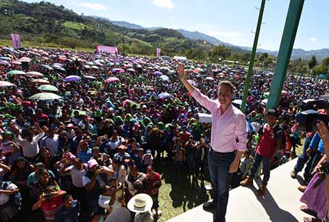 En Chilón, ante más de tres mil beneficiadas, el Gobernador destacó el valor y fortaleza de las chiapanecas, que ponen todo el corazón en las distintas acciones que día a día desempeñan.