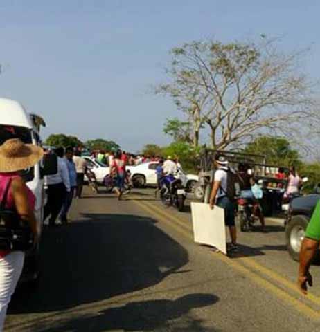 Bloquean la Carretera Costera en Protesta por Abusos del Ayuntamiento de Tonalá