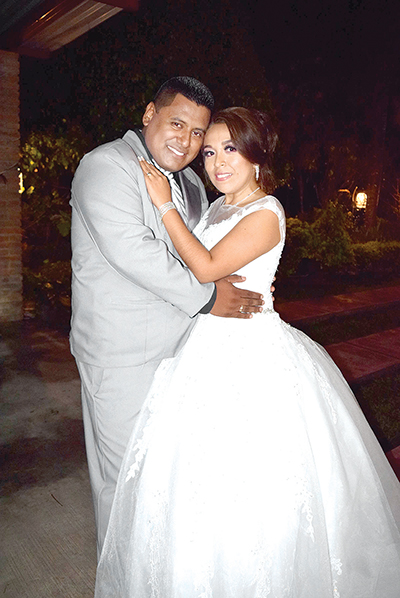 Diego de la Cruz Hidalgo & Lucy Fuentes Flores se casaron en la parroquia de Santa María de la Candelaria.