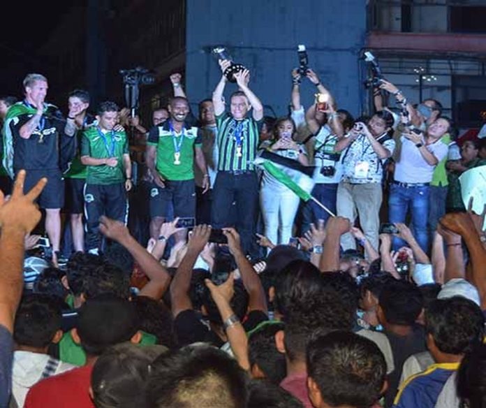 El Gobernador Manuel Velasco se unió a cientos de aficionados que dieron la bienvenida al equipo Cafetaleros de Tapachula, quienes se proclamaron campeones del torneo Clausura 2018 de la Liga de Ascenso MX, luego de vencer con marcador global de 3-2 a los Leones Negros. ¡Felicidades Cafetaleros!