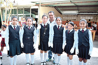 Michelle Pérez, Keyri Jiménez, Emily Marín, Alessandra Merino, Erika Medrano, de la primaria “Juan Escutia” con su LEF. Julio César.