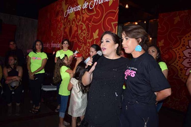 La Jefa de Medios: Berenice González, agradeció a los cientos de asistentes junto a la presidenta de Canicas: Vera Parlange.