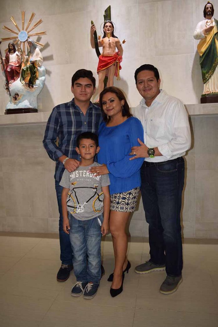 Lupita Pacheco de Zamora, festejó su aniversario personal, dando gracias a Dios por los logros alcanzados, compartiendo su felicidad junto a su esposo, Enrique Zamora Morlet y sus hijos Bryan y Enrique.
