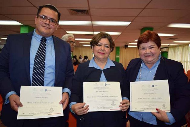 José Méndez, Alicia Palacios, Marithelma Paredes, recibieron reconocimientos al haber sido parte de este proceso de acreditación en la integración de las evidencias.