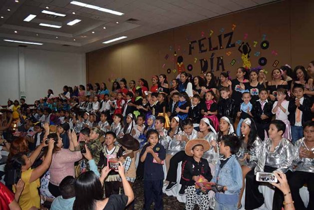 Los alumnos cant&aacute;ndole a sus madres.