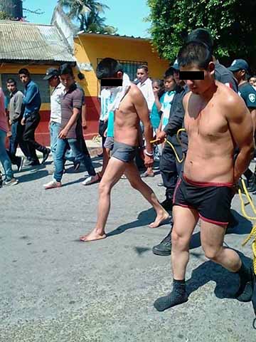 Pobladores de la comunidad de Bachajón del municipio de Chilón, sometieron y casi linchan a dos sujetos que fueron sindicados como probables responsables del secuestro de tres personas en el municipio de Ocosingo. La sociedad cansada de tantos ilícitos.