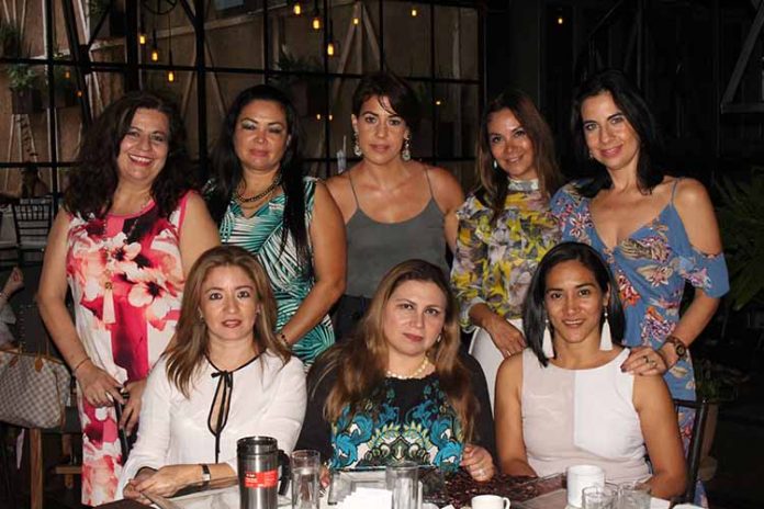Mari Carmen Fernández, Odette Henaine, Edith Álvarez, Claudia de Pano, Silvia Almanza, Vera Parlange, Ana Morales, Verónica Elorza.