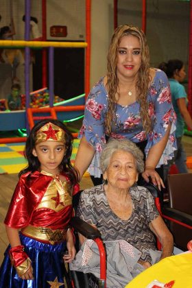 La pequeña Romina celebró con su mami Verónica Galicia y su bisabuela Sonia Alvarado.
