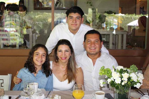 Camila D´Aquino, Lucia Arriola, Mario, Mario D´Aquino.