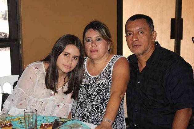 Larisa Mendoza, Luvia Dom&iacute;nguez, Adolfo Mendoza.