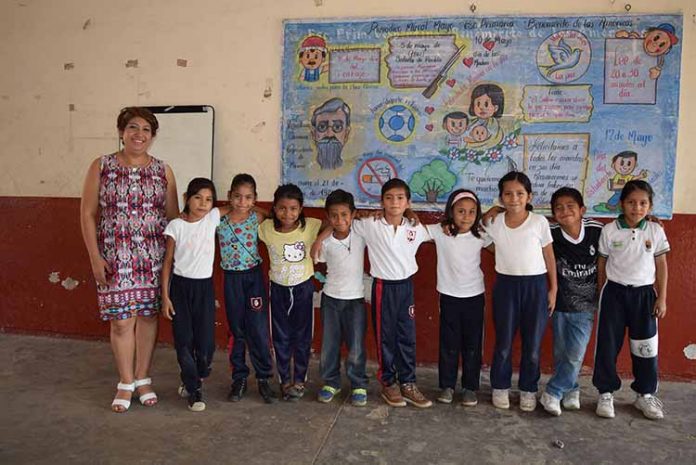 Los peques de 1ro. Y 2do. De primaria junto a su profesora Adriana Galván.