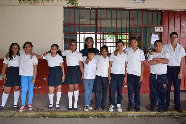 La profesora Daniela Reyes con sus alumnos de 5to. Y 6to. Grado.