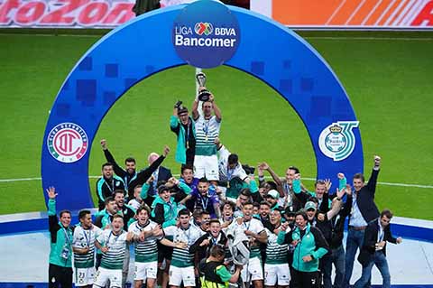 En un partido emocionante, el equipo Santos Laguna logró coronarse campeón al empatar 1-1 contra el Toluca, pero venciendo 3-2 en el global, debido a la ventaja en la ida, con lo que logró su sexto campeonato en el futbol mexicano.