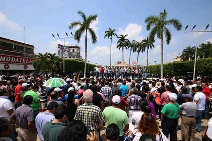 La afición y sector empresarios de Tapachula, exigen a la FEMEFUT deje de beneficiar a las televisoras nacionales y permita el ascenso a Cafetaleros o Alebrijes, que disputan un lugar en la Primera División del Fubtol Mexicano.