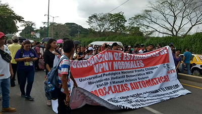 Marchan Normalistas en Tapachula Exigiendo se Atiendan sus Demandas