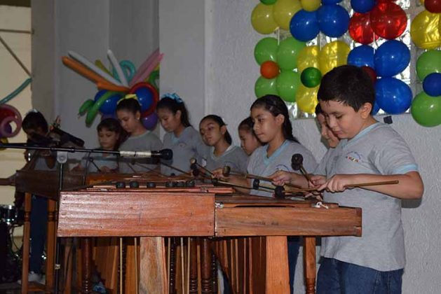 La orquesta de la primaria tocando diferentes melodías para los asistentes.