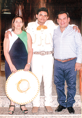 Ángel Remigio Pérez Cruz acompañados de sus padrinos José Alonso López Ruiz y Amanda Valdez De López.
