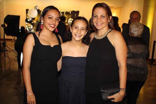 Pamela Mitchell, Paula Mitchell, Lorena Villaseñor.