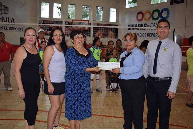 Dolores Magaña, secretaria; Dessiree Rueda, tesorera; Rosa Fong Guzmán, presidente de la liga recibiendo el cheque simbólico por los representantes del Colegio Anthar, Nancy Rico e Hiram Paz.