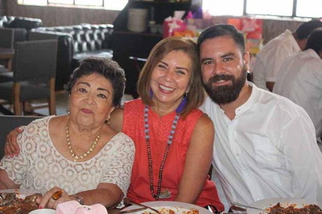 Martha de Espino, Maggy Espino, Arturo López.