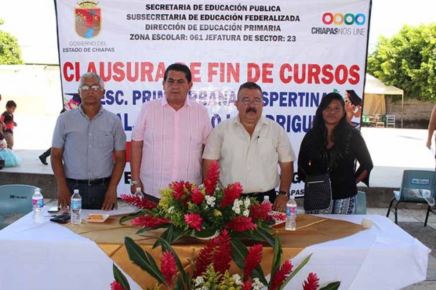 Armando Ibarra, director de la primaria “Emiliano Zapata”; Jorge Gutiérrez, Daniel Rueda, director de la institución; Maritelma Cruz, presidenta comité padres de familia.