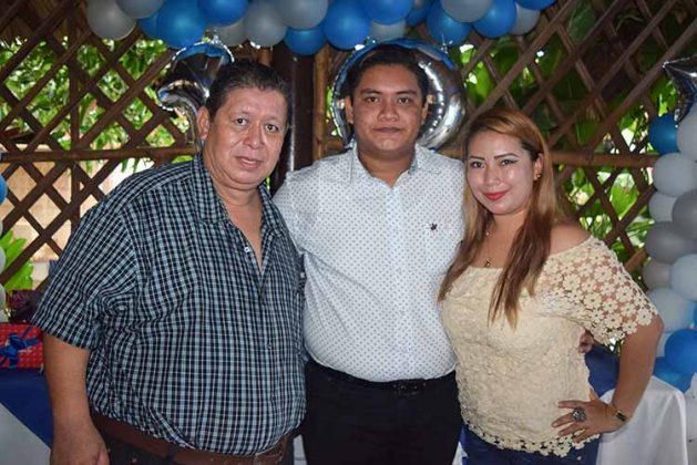 El festejado con su papá Roberto Rodríguez y su hermana Ingrid Rodríguez.