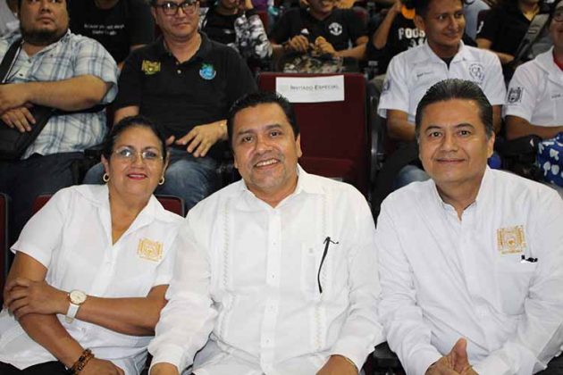 Ang&eacute;lica Carrasco, directora de la Escuela de Humanidades; Antonio Bola&ntilde;os, director Escuela de Lenguas; Armando Ulloa, director Facultad de Ciencias Qu&iacute;micas.
