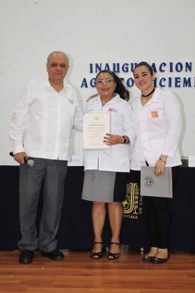 El Rector: Carlos Ruiz, Rector, hizo entrega de un reconocimiento al CIJ Tapachula a través de su directora: Ana Lydia Ovando, y Ana Gamboa.