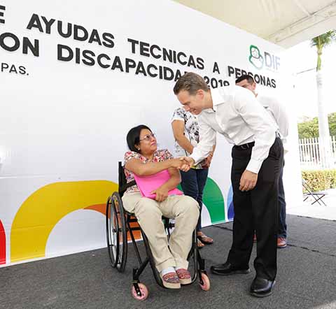 A través del DIF estatal, el gobernador Manuel Velasco entregó sillas de ruedas, bastones, carriolas, muletas y auxiliares auditivos a personas con capacidades diferentes.