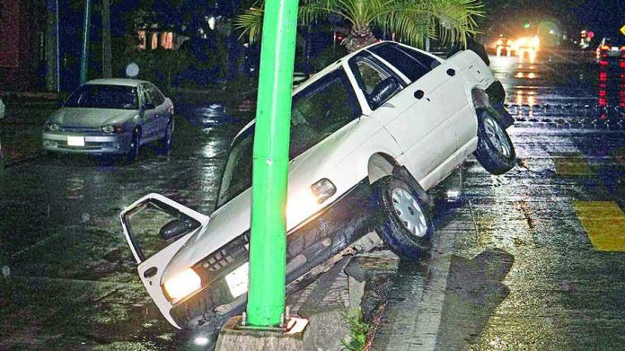 Abandonan Vehículo Fuera de la vía