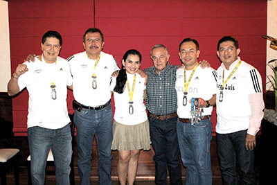 Bruno Cerón, Jonathan Leal, Karla López, Nelson González, Jorge Flores, con su entrenador Jesús de la Torre.