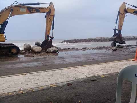 Mar de Fondo Afectan la Costa-Soconusco; Colocan Dique Provisional en Puerto Madero