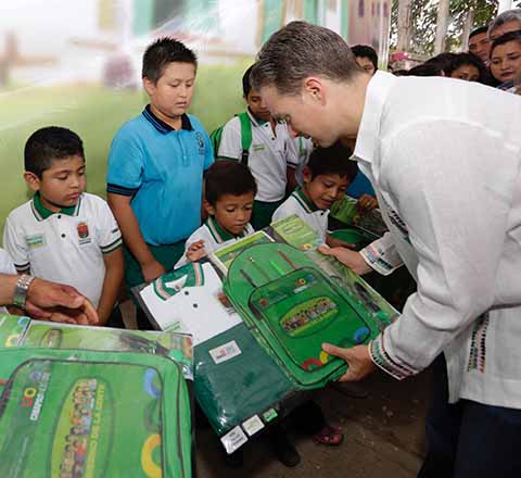 En gira de trabajo por Chiapa de Corzo, el gobernador benefició a estudiantes con útiles escolares y a cinco mil productores del campo con paquetes tecnológicos y fertilizantes.