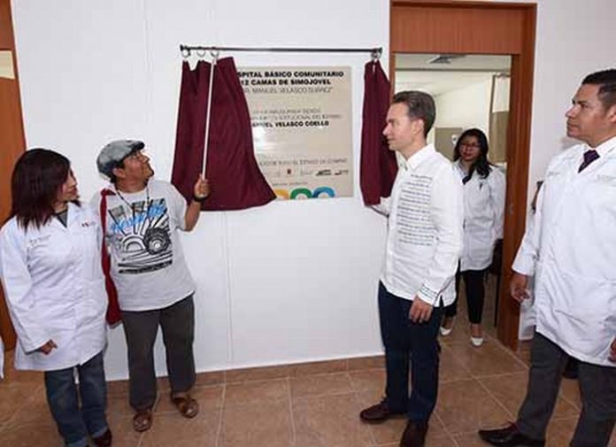 El gobernador Manuel Velasco Coello, junto al párroco Marcelo Pérez Pérez, entregó al pueblo de Simojovel el nuevo Hospital de 12 camas. También hizo entrega de equipamiento al cuerpo de policías, para fortalecer la seguridad a la ciudadanía.