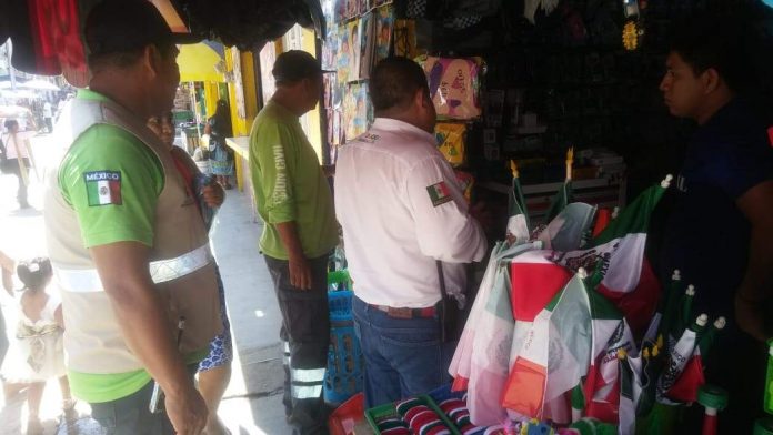 Protección Civil Supervisa Venta de Pirotecnia en el Mercado de Huixtla