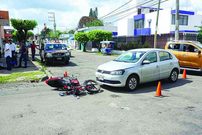 Joven Motociclista Resultó Lesionada al ser Arrollada