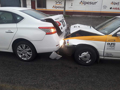 Taxista Causa Accidente por Alcance