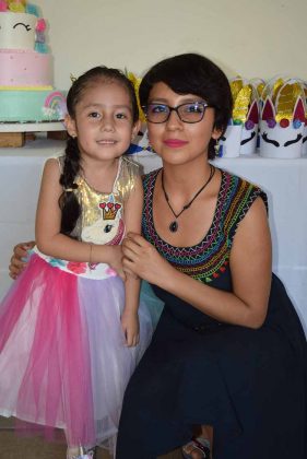 Camila con su consentidora mamá Vanessa Regalado.