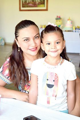 Yadira de los Santos, Evangeline Camarena.