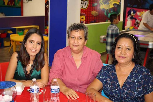 Gabriela Barrios, Dalila Escobar, Aida Barrios.