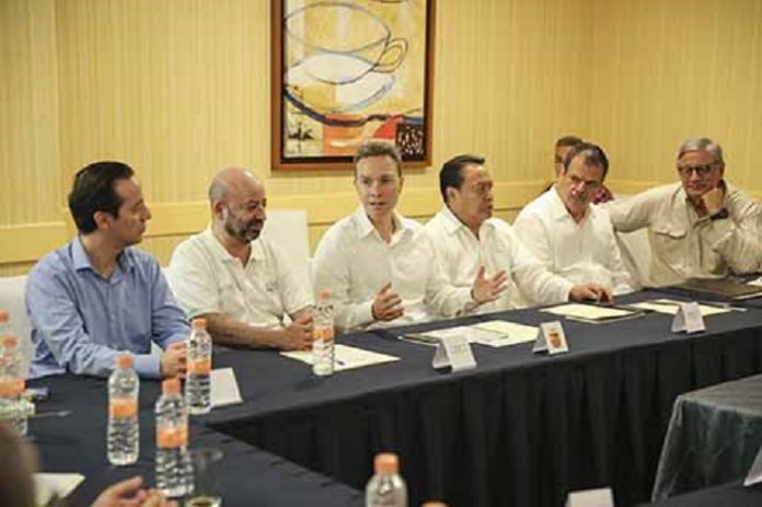 El gobernador Manuel Velasco Coello, junto al subsecretario de Gobierno de la Secretaría de Gobernación, Manuel Cadena Morales, subrayó la importancia de fortalecer los sistemas de asistencia social para las familias en situación de vulnerabilidad.