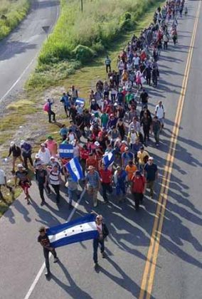 Un grupo de más de 300 hondureños de la segunda caravana migrante, que ingresó a territorio mexicano y pretendían llegar a Tapachula para seguir su rumbo hacia el norte del país, fueron detenidos por la Policía Federal y agentes del Instituto Nacional de Migración (INM).