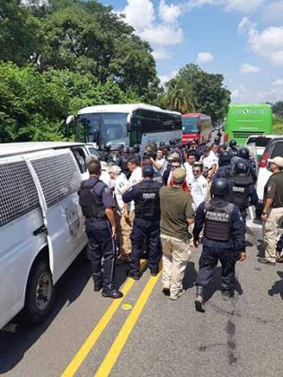 Un grupo de más de 300 hondureños de la segunda caravana migrante, que ingresó a territorio mexicano y pretendían llegar a Tapachula para seguir su rumbo hacia el norte del país, fueron detenidos por la Policía Federal y agentes del Instituto Nacional de Migración (INM).