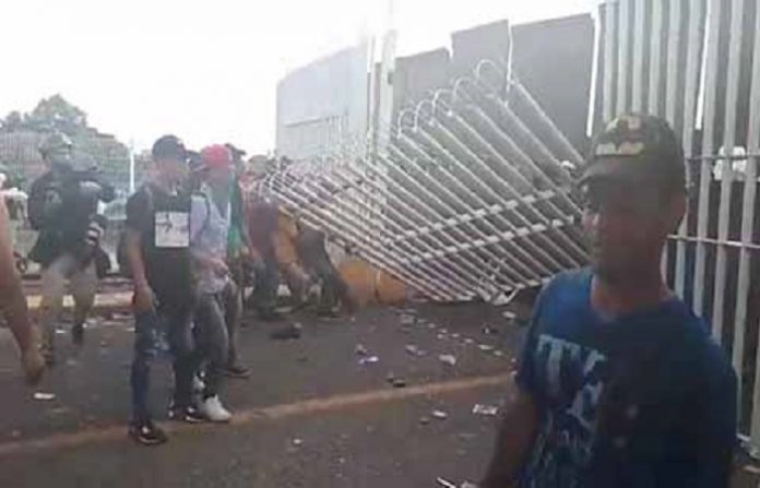 Miles de migrantes, en su mayoría hondureños, rompieron la valla metálica que separa a Guatemala de México y después de un enfrentamiento con la policía civil, cruzaron hacia territorio mexicano, y con palos, piedras, tubos, entre otros objetos, intentaron atravesar el puente “Rodolfo Robles”, donde fueron contenidos por el grupo antimotines, desatando un enfrentamiento con resultado de varios heridos y un muerto de origen hondureño. Mientras tanto, otra caravana procedente de El Salvador se aproxima a la frontera con México.