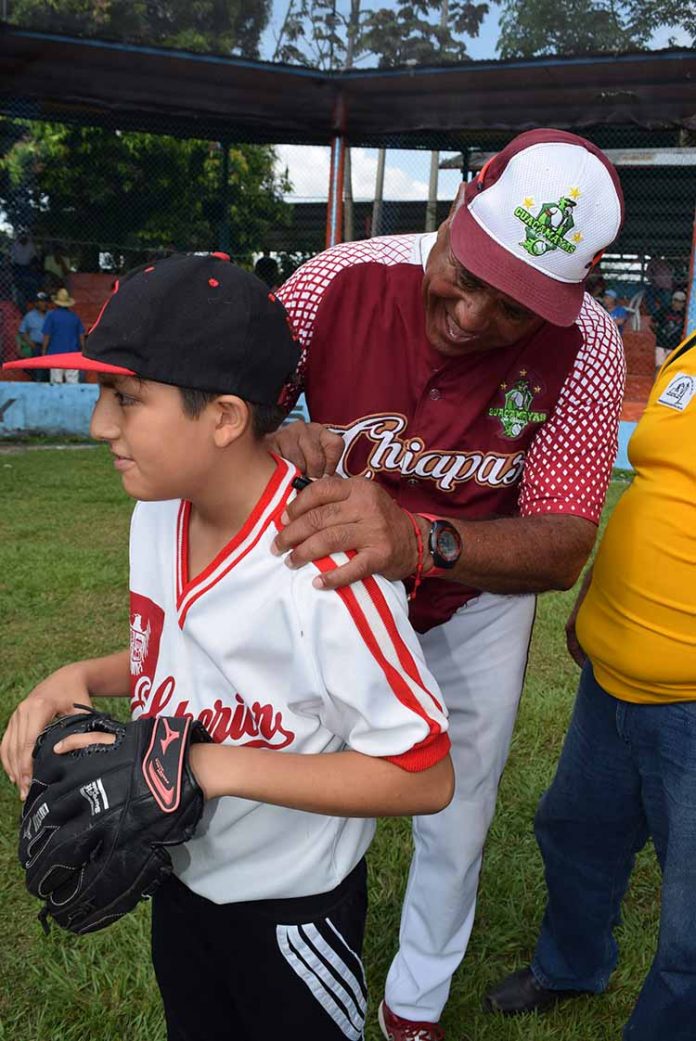 Miguel Solís, manager de las Guacamayas de Palenque y jugador profesional de besibol firmando autógrafos a los aficionados.