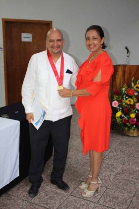 Omar Gómez Cruz recibió el reconocimiento como Año Académico 2018-2019 de manos de la doctora Mercedes Cárdenas.