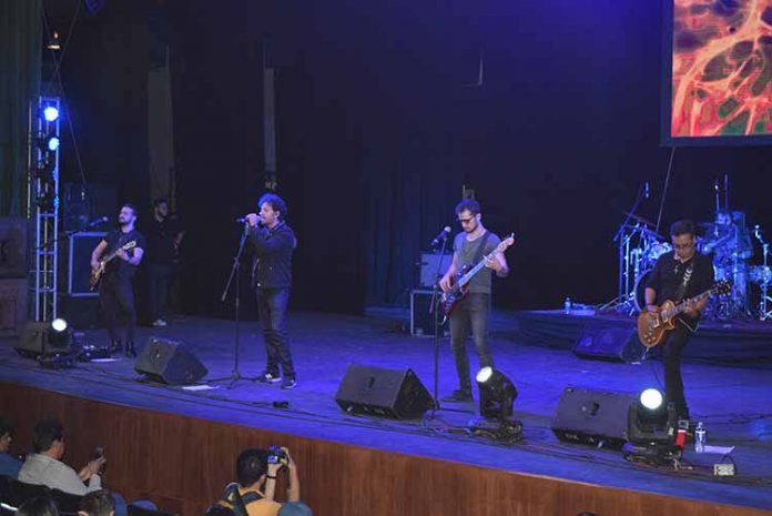 La actuación de la banda de rock Los Daniel´s, fue la carta fuerte en el inicio del festival.